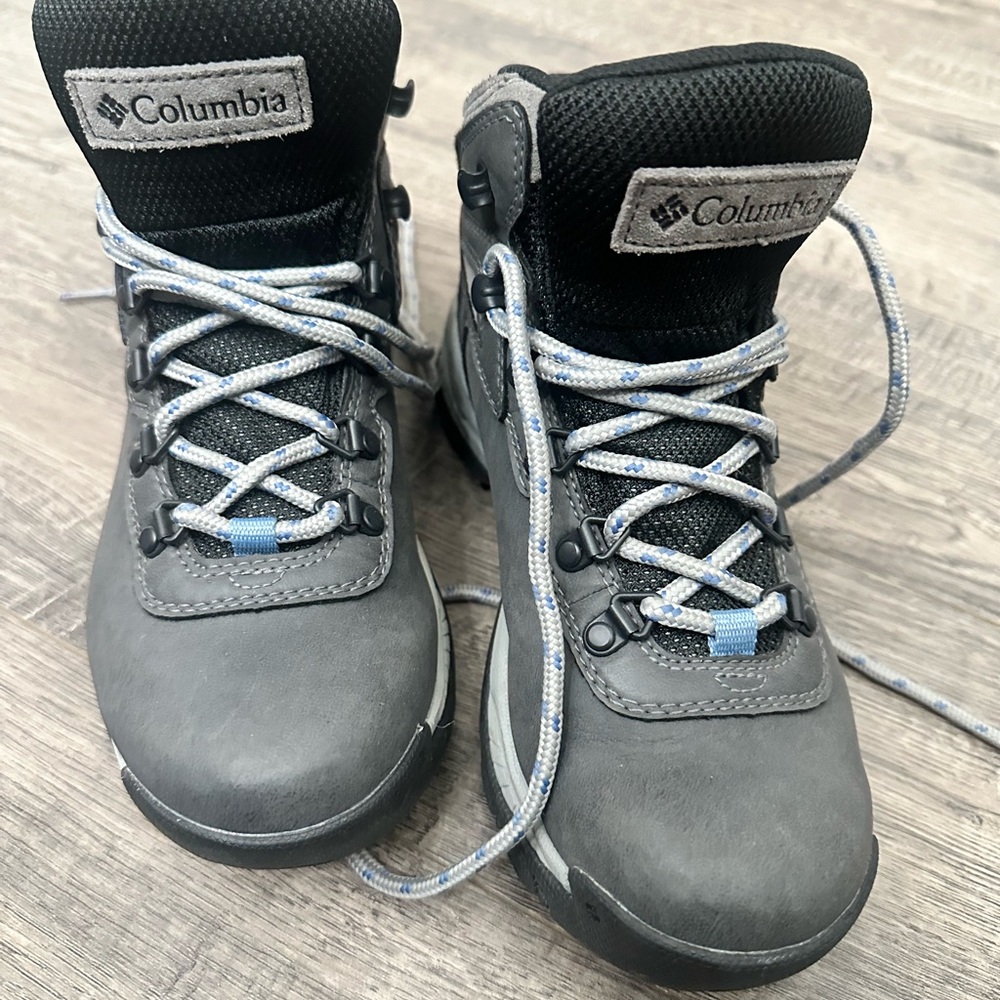 Columbia Newton Ridge Plus Hiking boots, 6.5 used once, waterproof.